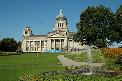 011_14935 - Springbrunnen auf der Wiese vor dem Oberlandesgericht.