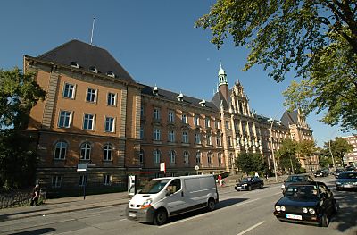 011_14938 - Frontansicht des Ziviljustizgebäudes, in dem das Amtsgericht und Landgericht seinen Sitz hat.