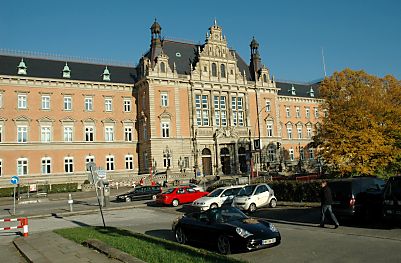 011_14947 - Eingangsbereich vom Strafjustiz - Gerichtsgebude, parkende Autos vorm Oberlandesgericht. 