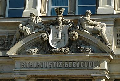 011_14948 - Eingangsportal vom Strafjustiz - Gebude; zwei Skulpturen und Hamburg - Wappen, Schriftzug " Strafjustiz - Gebude ". 