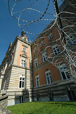 011_14949 - das Gerichtsgebude ist mit Stacheldraht / Natodraht abgesichert. 