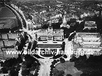 011_14918 - Luftaufnahme vom Sievekingplatz; im Bildzentrum befindet sich das OLG mit Brunnen, dahinter die Gnadenkirche. Auf der linken Seite liegt das Amtsgericht u. im rechten Bereich der Abb. das Strafgericht. (ca. 1925)