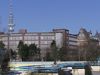 011_14939 - Blick von den Wallanlagen zum Anbau des Ziviljustizgebäudes, der 1929 unter der Leitung vom damaligen Oberbaudirektor Fritz Schumacher errichtet wurde.