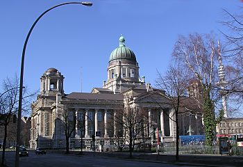 011_14922 - Blick ber den Sievekingplatz zum Gebude vom Hanseatischen  Oberlandesgericht Hamburg; re. ist der Fernsehturm zu erkennen