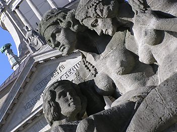 011_14925 - weibliche Brunnenfiguren vor dem OLG.