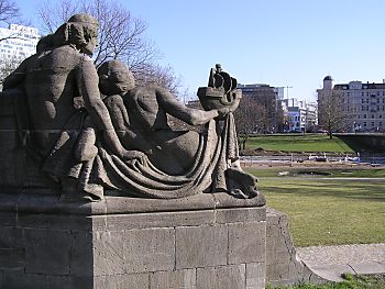 011_14927 - weibliche Brunnenfiguren vor dem OLG mit Blickrichtung zur Kaiser - Wilhelm - Strasse.