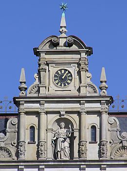 011_14945 - Detail vom Giebel, Skulptur von Justitia mit Waage und Schwert.