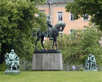 011_14951 - Ensemble Kaiser - Wilhelm - Denkmal; diese Anlage wurde 1903 auf dem Rathausmarkt eingeweiht und spter zum Sievekingplatz gebracht.