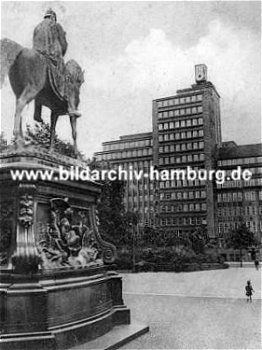 011_14961 - das Denkmal von Kaiser Wilhelm auf dem Sievekingplatz; im Hintergrund das Gebude der DAG; ehem. Deutsch - Nationaler - Handlungsgehilfen - Verband ( ca. 1935 )
