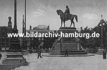 011_14962 - Denkmal auf dem Rathausplatz im Hintergrund die Alsterarkaden. ( ca. 1905 )