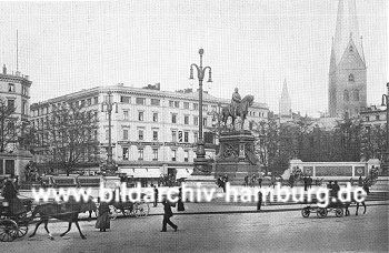 011_14963 - Kaiser Wilhelm Denkmal auf dem Rathausplatz mit Pferd und Wagen; re. im Hintergrund die St. Petri Kirche. ( ca. 1905 )