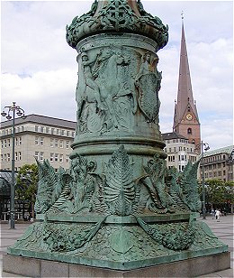 011_14964 - Fuss der Fahnenstage des ehemaligen Kaiser Wilhelm Denkmals; im Hintergrund der Kirchturm der  St. Petri Kirche.