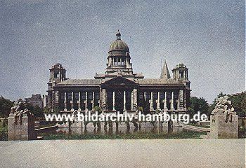 011_14916 - Beim Bau des Oberlandesgerichts (OLG) wurde an seiner Front eine groe Brunnenanlage errichtet von der nur noch die Brunnenfiguren heute erhalten sind.