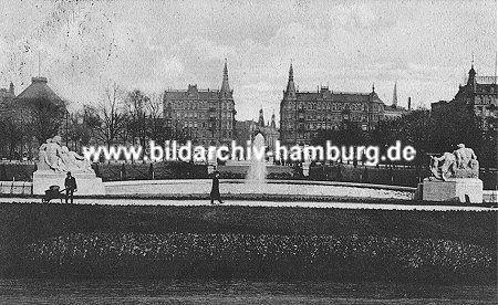 011_14926 - Blickrichtung vom Hanseatischen Oberlandesgericht Hamburg zum Karl - Muck - Platz (jetziger Johannes - Brahms-Platz); im Bildzentrum befindet sich die Kaiser - Wilhelm - Strasse. (ca. 1915)
