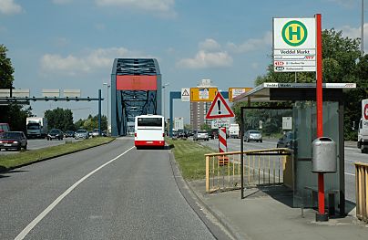 011_14237 - nur noch die Bushaltestelle zwischen den Fahrspuren der Autobahn zeugt vom Veddeler Markplatz; ein Bus des HVV fhrt Richtung Elbbrcke. 