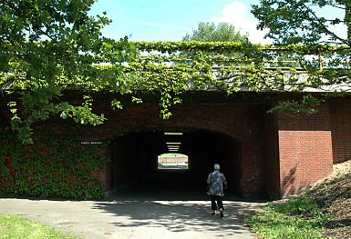 011_14240 - ein Mensch! auf dem Veddel- Marktplatz; er geht Richtung  Fussgaengertunnel, der die Autobahn unterquert.