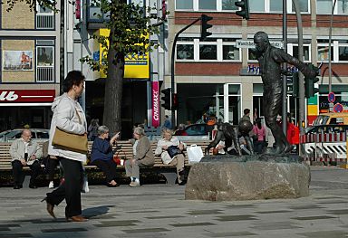 011_15024 - Bnke stehen in der Sonne; Passanten ruhen sich dort vom Shopping aus;