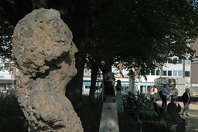 011_15029 - Skulpturen am Wandbeker Marktplatz - die drei Bsten wurden von den KnstlerInnen Antje Jakob, Matthias Rodach und Simone Weik erschaffen.