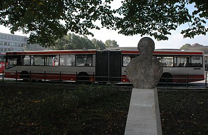 011_15030 - ein Gelenkbus verlsst den Busbahnhof Wandsbek; im Vordergrund die Bste von Heinrich Rantzau (1526 - 1598 ) Erbauer vom Wandsbeker Schloss. 