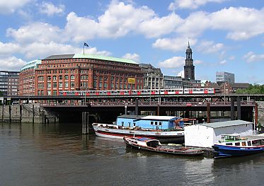 011_14782 Blick zur Mndung Admiralittstrassenfleet / Alsterfleet; eine Hochbahn fhrt auf dem Viadukt Richtung Rdingsmarkt; lks das Slomannhaus, im Hintergrund der Turm der  St. Michaeliskirche.