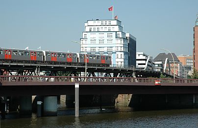 011_14783 ein U-Bahnzug fhrt Richtung Rdingsmarkt; im Hintergrund das Stellahaus an der Herrlichkeit. 