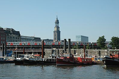 011_14784 unterschiedliche Schiffe liegen im Binnenhafen vor Anker; 