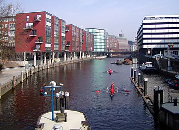 011_14791 Ruderboote auf dem Weg zur Schaartorschleuse.  