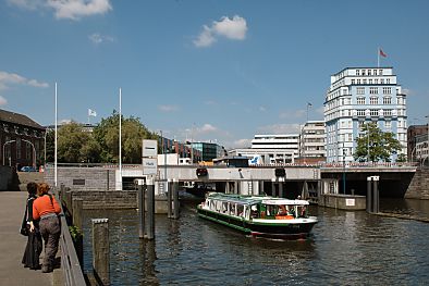 011_14794 eine Barkasse verlsst die Schleuse; zwei Touristen beobachten die Fahrt. 