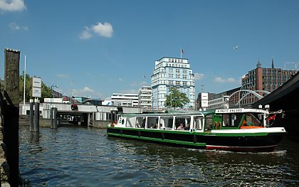 011_14795 die Barkasse fhrt Richtung Binnenhafen   