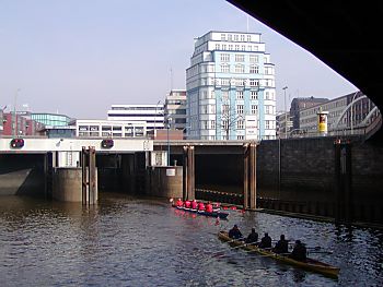 011_14787 zwei Ruderboote verlassen die  Schaartorschleuse; im Hintergrund das Stellahaus an der Herrlichkeit.