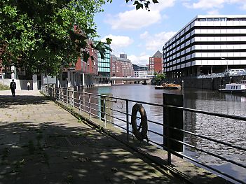 011_14789 ein Rettungsring hngt am Kai-Ufer; rechts das Parkhaus in der Herrlichkeit,a im Bildzentrum die Slamatjenbrcke und die Willy-Brandt-Strasse. 