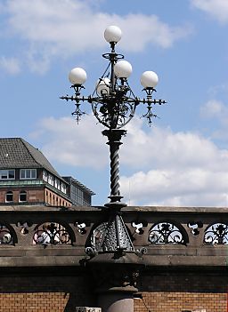 011_14823 gusseiserne Laterne auf der Heiligengeistbrcke.