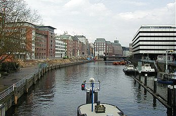 011_14797 Blick von der Schaartorbrcke auf den Fleet (04 /2001)