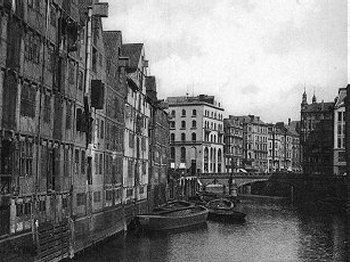 011_14821 Blick ber den Fleet zur Heiligengeistbrcke; dahinter liegt der Neuen Wall und (nach unserer Beschreibung) das Alsterfleet ( ca. 1920 )