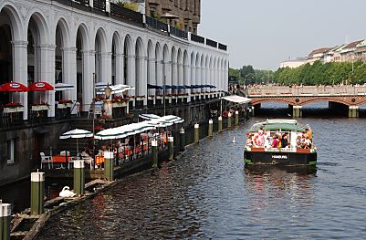 011_15614 - ein Schiff der Kanalrundfahrt ist in die Kleine Alster eingefahren und fhrt entlang der Alsterarkaden; Gste eines Restaurants sitzen auf einem Ponton und geniessen die Aussicht - im Hintergrund die Reesendammbrcke; ganz rechts im Hintergrund Huser vom Ballindamm. 