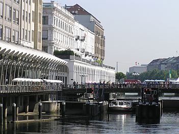 011_15617 - Blick zur Alsterschleuse; ein Schiff der Hamburger Alsterflotte verlsst die Schleusenkammer und fhrt in den Alsterfleet ein.  