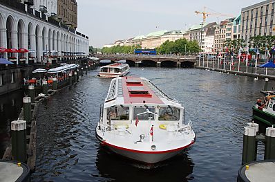 011_15619 - Schiffe der Alsterflotte im Becken der kleinen Alster warten auf den Einlass in die Schleuse - im Hintergrund die Reesendammbrcke.