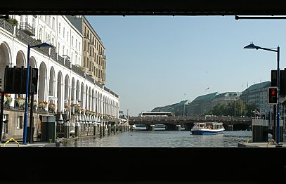 011_15620 - die Schleusentore sind geschlossen und geben den Blick auf die Kleine Alster frei, wo ein weiteres Touristenboot wartet.  