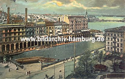 011_15626 - historische Luftansicht der Alsterarkaden und der Kleinen Alster ca. 1900 - grosse Schuten liegen am Kai - im Hintergrund die Alsterbecken der Binnenalster und Aussenalster.