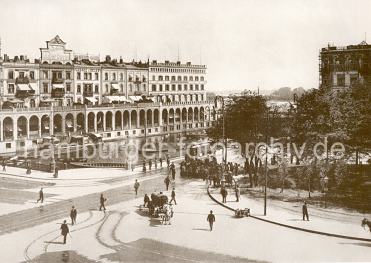 011_15631 - historische Luftansicht der Alsterarkaden und der Kleinen Alster ca. 1960 - der Rathausmarkt wird als Parkplatz genutzt; in der rechten Bildmitte hlt eine Strassenbahn. 