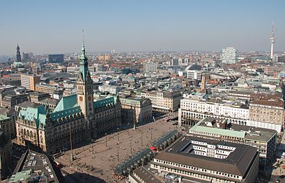 011_15632 - lks. im Bild das Hamburger Rathaus, ganz hinten auf der linken Seite der Turm der St. Michaeliskirche. In der rechten Bildmitte die weissen Rundbgen der Alsterarkaden, dahinter am Horizont das Unileverhochhaus und rechts der Fernsehturm.  