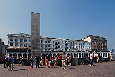 011_15635 - Gesamtansicht der Arkaden; die lange Reihe der Rundbgen vermitteln italienisches Ambiente.