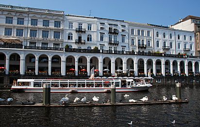 011_15640 - ein Alsterschiff kommt aus dem Fleet und fhrt entlang der Alsterarkaden Richtung Binnenalster. 