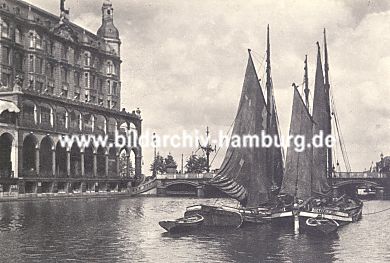 011_15641 - drei Ewer liegen im Becken der Kleinen Alster; im Hintergrund die Reesendammbrcke und die niedrige Durchfahrt zur Binnenalster