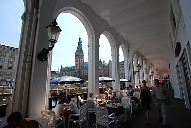 011_15652 - Hamburger und Touristen sitzen in einem Strassencaf in den Alsterarkaden - im Hintergrund das Rathaus Hamburg.