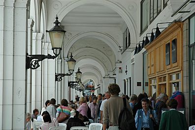 011_15657 - dicht gedrngt suchen Hamburger und Touristen ihren Weg durch die Arkaden oder sitzen in einem der Strassencafs.