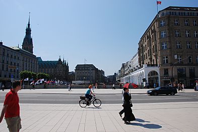 011_15662 - Blick ber die Reesendammbrcke zu den Alsterarkaden; im Hintergrund die Schleusenbrcke und das Rathaus Hamburgs. 