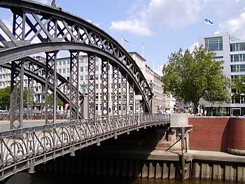 04_22916 - Blick ber die Brooks- brcke, rechts die Strassen Bei den Mhren und lks. Bei dem neuen Krahn.