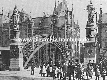 04_22918 - die historische Brooksbrcke - Blick von Bei den Mhren / Bei dem neuen Krahn; rechts die Skulptur Hammonia, lks. Europa. (ca. 1900)