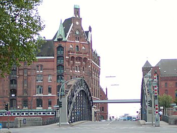 04_22919 - Blick zur Brooksbrcke, nachdem 2003 die neuen Skulpturen aufgestellt wurden.